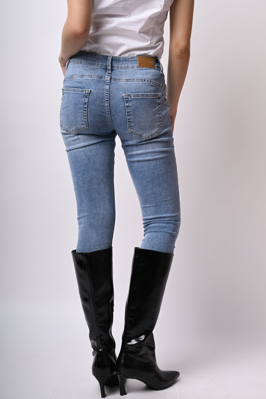 Jeans con strappi e strass