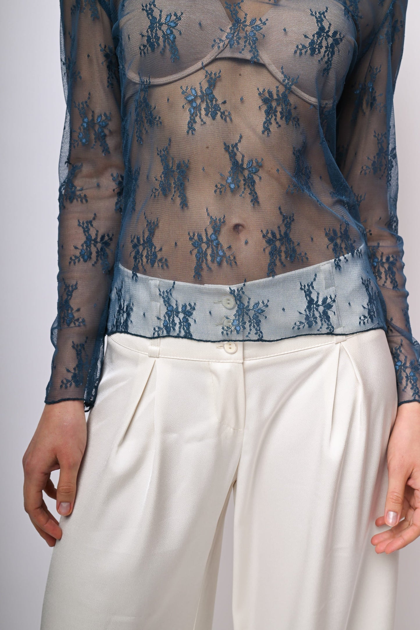 Top in tulle con ricami e scollo a barchetta