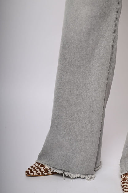 Jeans a gamba ampia sfrangiati